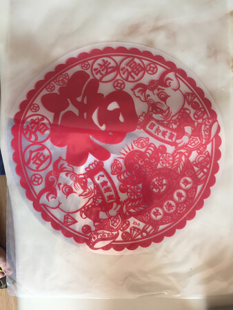 窗花收到，很薄，贴玻璃上和光滑的墙面柜子面等应该没问题，试贴了一下，会掉，不过后来店家说要用一点点水，结果就很牢固了！