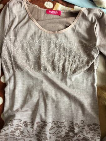很柔软试穿了一下，很舒服，就是袖子我穿着肥，可能是我太瘦了。