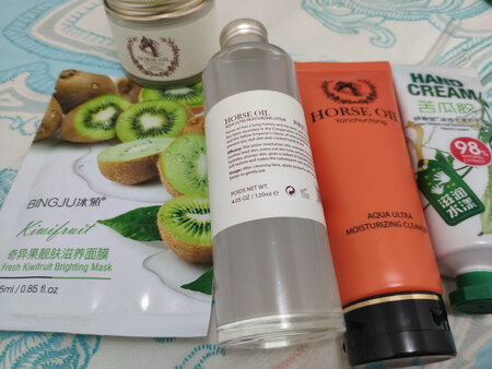 把马油涂在一个痘痘上，出现了轻微刺痒感，第二天痘痘消了，如果纯天然马油没有添加任何药品成分，那这个产品就很不错