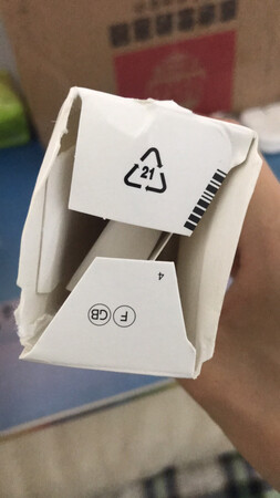 东西不知道怎么样，就是客服不怎么的，盒子上面直接坏了，给客服说一直说压坏了，压坏是这样？我买过这么多次，他居然还说黄色的是是外面为了弄泡沫弄上的，买过的人都知道这里有一个胶布吧，为了固定盒子口