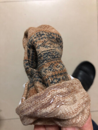 商家在产品质量上花的心思还没有在营销上的多，想以文艺情怀抓住消费者，是舍本逐末之道。网评后跟不会脱落不属实！