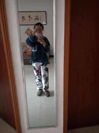 衣服收到了很喜欢，质量也不错，试穿了一下很合身，给大家一个参考，我身高一米六二，体重五十公斤，穿的M号很合身，