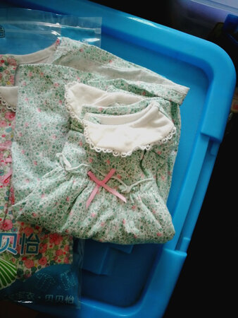 以前拍了件绿色碎花?，再次拍了这红色碎花衣，换着穿。