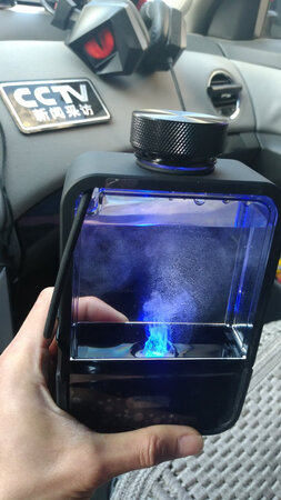 经过三天的使用这款富氢水杯果然没有选错 新颖的外观独特的造型非常吸引人 不大不小携带方便 制氢时搭配蓝色的灯光非常漂亮 而且一壶多用 可以与矿泉水瓶对接 真的是小身材大能量 要是此款宝贝在配个布套就完美了 携带时也不容易刮花杯身 所以只好自己动手杯身贴个膜