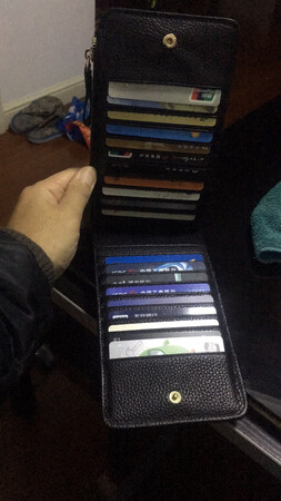 卡包质量很好，做工精致，卡位多，外形时尚，这下那么多的卡再也不愁没地方放了。