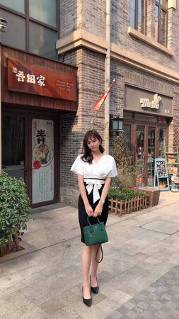 上身效果很好，很显瘦显气质，v领的很有特色，发货速度也快！