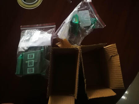 这个电池买的很舒心哈~ 第一点：电池质量确实很好，原装无疑~ 第二点：我本来以为发票没给我，跟客服理论，但客服态度很好。 惭愧 表示为电池点赞！棒棒哒