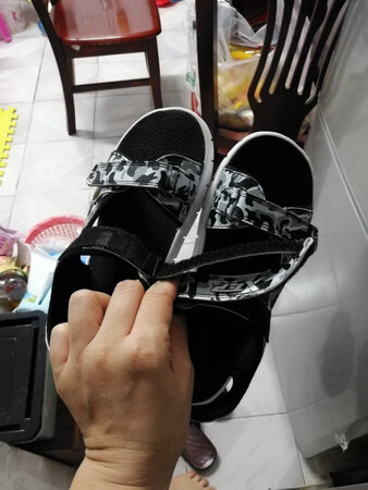 宝贝超喜欢，刚拿回来，就在家里穿着来回走了
