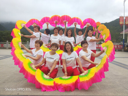 衣服质量很好哦，虽然出了点小插曲，但是客户对我们服务很好，很快就说要给我发两件短袖过来，很感谢，很感谢。