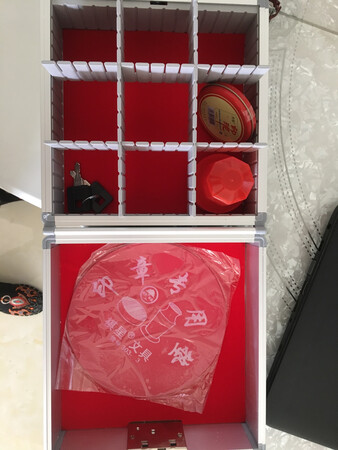 买来收纳东西的。大小合适，里面还送了一个小印泥，一个盖章的垫子。
