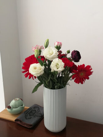 这款花瓶比我想要的尺寸大了一点，品质还可以，
