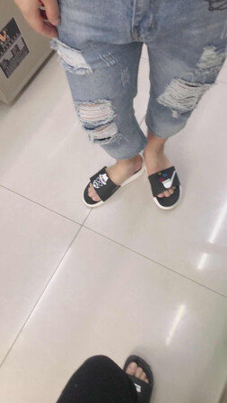 买的很不错吧   毕竟好看   第一次尝试牛仔破洞裤