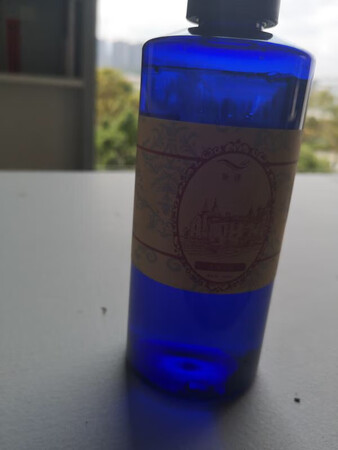 一直想入纯露，哈哈哈，比想象的还要好，嗯，被惊艳到。 洗完脸后，用纯露，后续再用其它精油，乳液，面霜，真的吸收的超级好. 这几天吹空调比较多，脸颊比较干（混干肤质），结合面膜纸湿敷了下，闻起来淡淡的带点甜的花香，用起来很天然的感觉，皮肤没什么压力，敷完后，皮肤真的是水水嫩嫩，一级棒