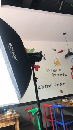 比之前的灯效果要好太多 不过高速连拍会有漏闪情况
而且光线不一样