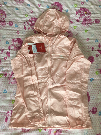 衣服柔软，穿着舒适，不会很闷，有小收纳袋，折叠收纳后只有巴掌那么大。趁着搞活动给家里每人买了一件，这个夏天全靠它了。京东快递服务周到、快捷，每次送货都会提前打电话通知。