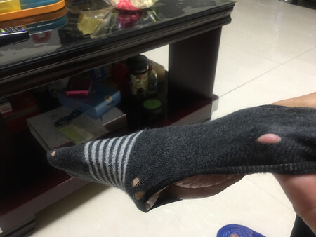 8双袜子中，打开看了4双，其中3只是破的