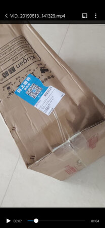 快递进水了！
另外箱子异味有点严重，闻了不舒服
总体没什么大问题，小问题就是线头