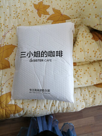 发货特别快～物流也很给力～就是因为最近比较忙～评价晚了～衬衫非常漂亮～料子很舒服～就是感觉有点短～总之是他家的忠实粉丝～另外还买了两件裙子～一次满意的购物～谢谢商家谢谢快递员师傅