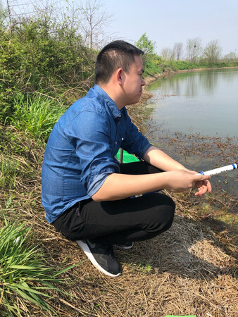 衣服质量特别好，大小也合适，穿起来整个人看起来很阳光，质量杠杠的，入手了两件，还会再买的，值得推荐