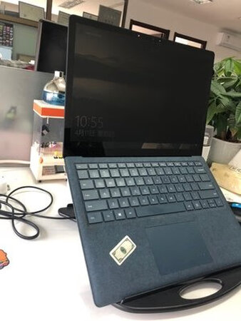 发货快，安装简单。效果刚刚的。 之前别家买了一款更贵的，号称pro专用，磁吸的，特**没效果。这个靠谱