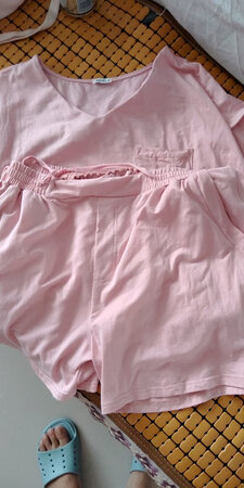 料子很舒服，衣服穿着合身合体。真的不错，值得购买！