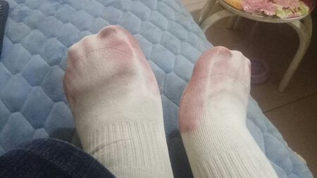 质量特差，掉色严重，咨询客服既然让穿深色袜子，如果你们家是卖衣服的我是不是还得要跑非洲晒上几个月再回来穿。
