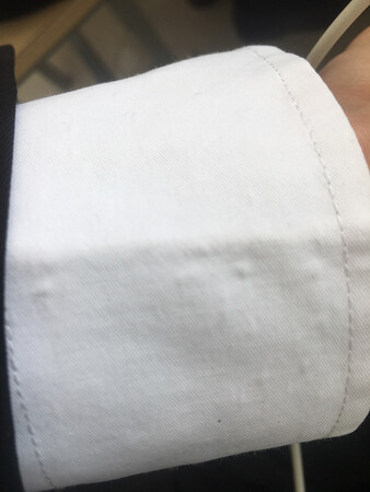 差评，不解释，买了三个长袖发货居然是两个长袖和一个短袖，这可以忍，不能忍的是衣服穿了两次领子和袖口有种起泡的感觉！！感觉质量太差！本来第一次发货错了不能退换可以忍没给你差评，但是这个质量问题不能忍！