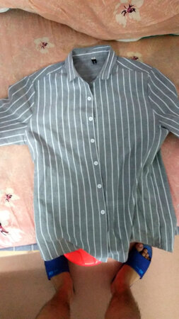 衣服特意洗了两次才来评价了，穿起来还算舒服，好久没穿多寸衫了，挺帅气的，衣服不褪色，没什么色差。