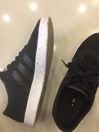 果然便宜没好货，舒适感还可以，但是真是臭啊，穿一天晚上脱下来真的臭，那味道，啧啧。别提有多酸爽了……和地摊货有什么区别，一点都不透气，袜子都湿了，我怀疑是仿制品，但是咱也不会查啊，咱也不懂啊，没有证据，自认倒霉喽