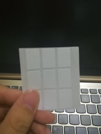 还不错，就是比屏幕稍微小了一丢丢，送了不少小东西，刮板，小湿巾，双面胶，反正价格也不贵，就都还好?