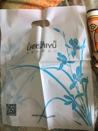 小丝巾收到了，真是一分价钱一分货，一条小丝巾快70元钱，也是物有所值，商家的丝巾不仅质量好，颜色正，想的也周到，考虑到送人的因素，还送了礼品袋。