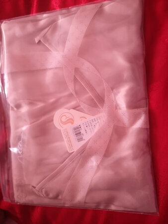 第一次买这种睡衣，料子很舒服，颜色也很是喜欢?