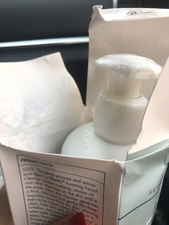 打开就是这个德行，胡擦的到处都是。也没用过正品、不知道是真是假、反正包装是差到不行。