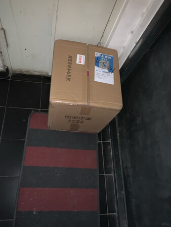 第一次收快递是扔门口就走的，间隔两个多小时。好了说产品，出于对产品的质量以及发货速度我选择了价更高的京东，可没想到还是令我失望了，且不说大猫脸上那抹不掉的几个污点，买它的初衷是摆手的胳膊，装电池 充电 猫大胖你倒是冲我摆摆手啊，动也不动，给朋友送去 吃顿饭灰溜溜的就走了... 东子哥 你太令我失望了&hellip;&hellip;