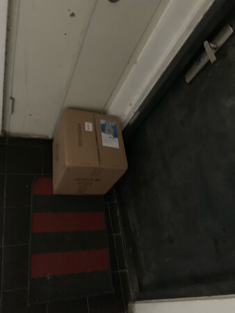 第一次收快递是扔门口就走的，间隔两个多小时。好了说产品，出于对产品的质量以及发货速度我选择了价更高的京东，可没想到还是令我失望了，且不说大猫脸上那抹不掉的几个污点，买它的初衷是摆手的胳膊，装电池 充电 猫大胖你倒是冲我摆摆手啊，动也不动，给朋友送去 吃顿饭灰溜溜的就走了... 东子哥 你太令我失望了&hellip;&hellip;