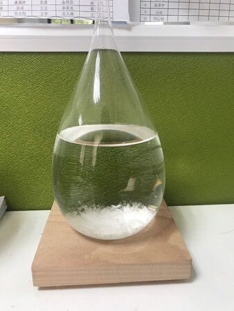 看上去还行，里面东西成结晶状，就是底座low了点，可以也就是这个价吧！