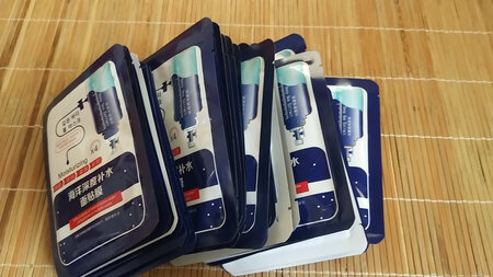 好便宜，用了劵都不到一元一片，够用好长一阵了。快递也好快，非常满意。最重要的是用了脸不辣，什么感觉都没有，不像其他面膜用了脸就辣的不行，然后整个脸都红肿了，导致对面膜有些怕。这款就没什么感觉，挺好的，以后又能用面膜了。就是我的脸太大了，面膜居然遮不住我的脸。。。