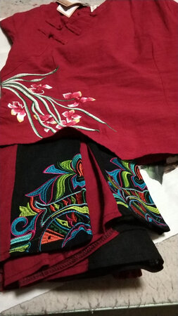 衣服收到很好，跟图片颜色一样，客服很有耐心，就是衣服我穿着稍瘦了一点点，唉！为了美，减肥吧。