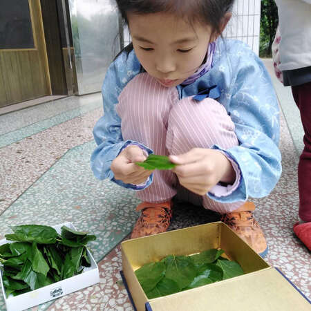 颜色比想象中要艳丽，女儿偏瘦，穿140的显得大了，衣袖倒是合适。