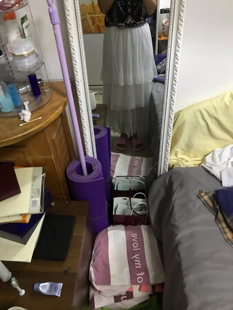 买了两条，一条白色，一条黑色。白色是仙女本仙了！朋友推荐的美美的小纱裙，非常的百搭～质量物超所值～稍稍有点小厚，不过可以穿春夏秋，还是很不错的！朋友很瘦，我有点胖，穿着没有她穿的好看，我穿，有点显着臃肿。不过，这都只是我自己的身材问题，和小裙子没关系！
