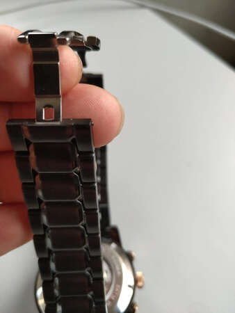 两个瑕疵地方  要求退款退货一天没人理   这一下减价一百多   真想摔了