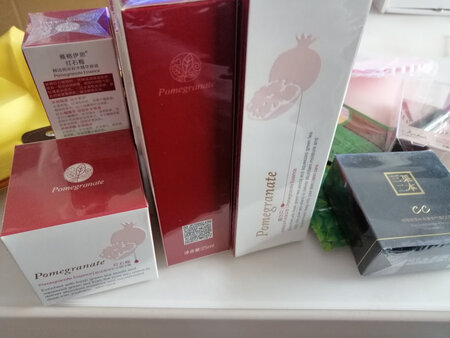 宝贝收到了，之前就用的这个非常的保湿。还送了好多小礼物?。但是希望下次不要再送口红?了