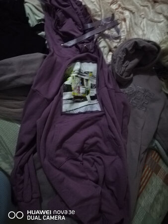 尚未试穿不知道穿上身如何～这三年我一直都在买这个牌子的衣服，感觉还是很好～很喜欢长款卫衣