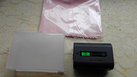 物有所值，客服人员耐心讲解怎样充电，包装精美，是正品，还送了擦镜布和电池收纳盒，作为摄像机的备用电池，不错。