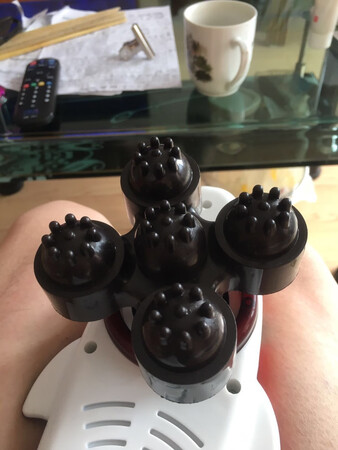 发的货和主图不一样尽然说没货了那你们还排了秒杀说的难听点就是虚假宣传我提出换个按摩头就可以了商家尽然不肯换货就一个劲的劝我退货这就是服务质量搞得来好像是我无理取闹做错了什么似的退货了连着拼单我还亏了*块算我倒霉陪到这样的商家