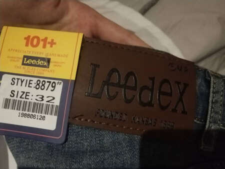 这裤子牌子明显是仿的？！人家美国正经的LEE，没有什么Leedex，这裤子在~五十块钱可以买到，先不说商家版权问题因为确实不叫lee，取一个类似的名字蒙骗消费者，这就在消耗人与人之间的信任。还比较失望吧。
