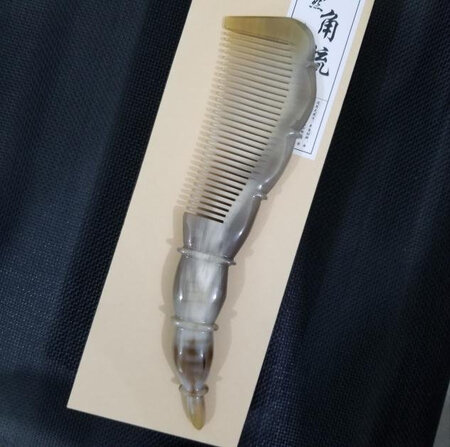 很快就收到货了，老板还送了一个刮痧板，有牛角的味道，不重，可以接受，纹路很自然，应该是真牛角，做工很精致，很满意，客服很有耐心，很满意