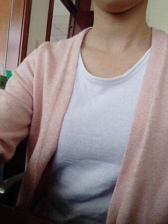 穿上正合适，纯棉针织，厚薄适中，白色不透，穿着舒适。