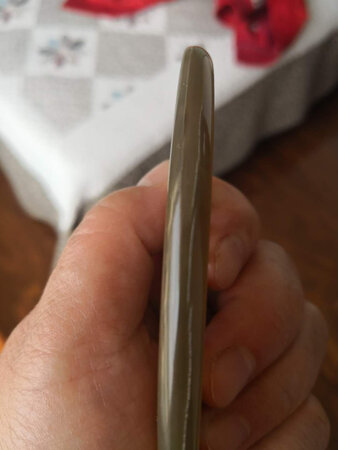 2号下的单子，6号我收到快递也没注意检查，今天11号，中间用过两三次，用完之后就擦干放进布袋了，今天才发现有一大道裂纹，问商家，答复说他可以很肯定的告诉我是我没保养的原因开裂的，他们发货没问题。
5天没保养就裂成这样，我也是呵呵了。
我也不是第一次用牛角梳，这么娇贵的5天不抹油保养就严重开裂的第一次见。
五六十块钱买个梳子比我头发还娇贵，得抹油天天保养

懒人慎入