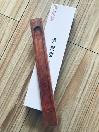 这款香我已经使用3年，特别好，味道不刺鼻，好用安神。推荐购买，客服香香也很好。